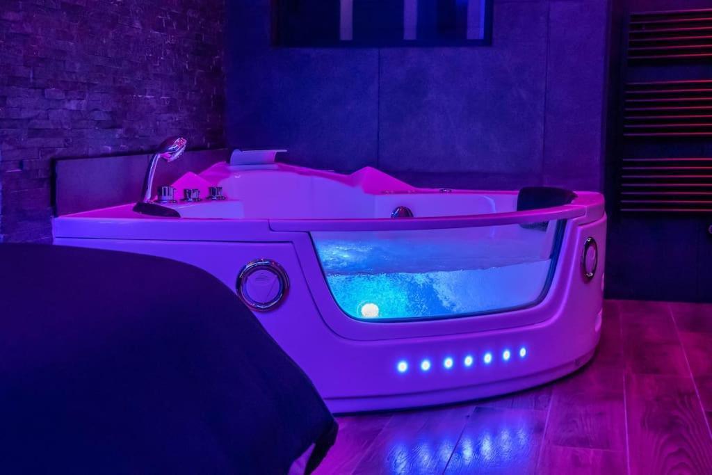 Blue Night - Jacuzzi - Bord De Seine Apartment Corbeil-Essonnes Exterior foto